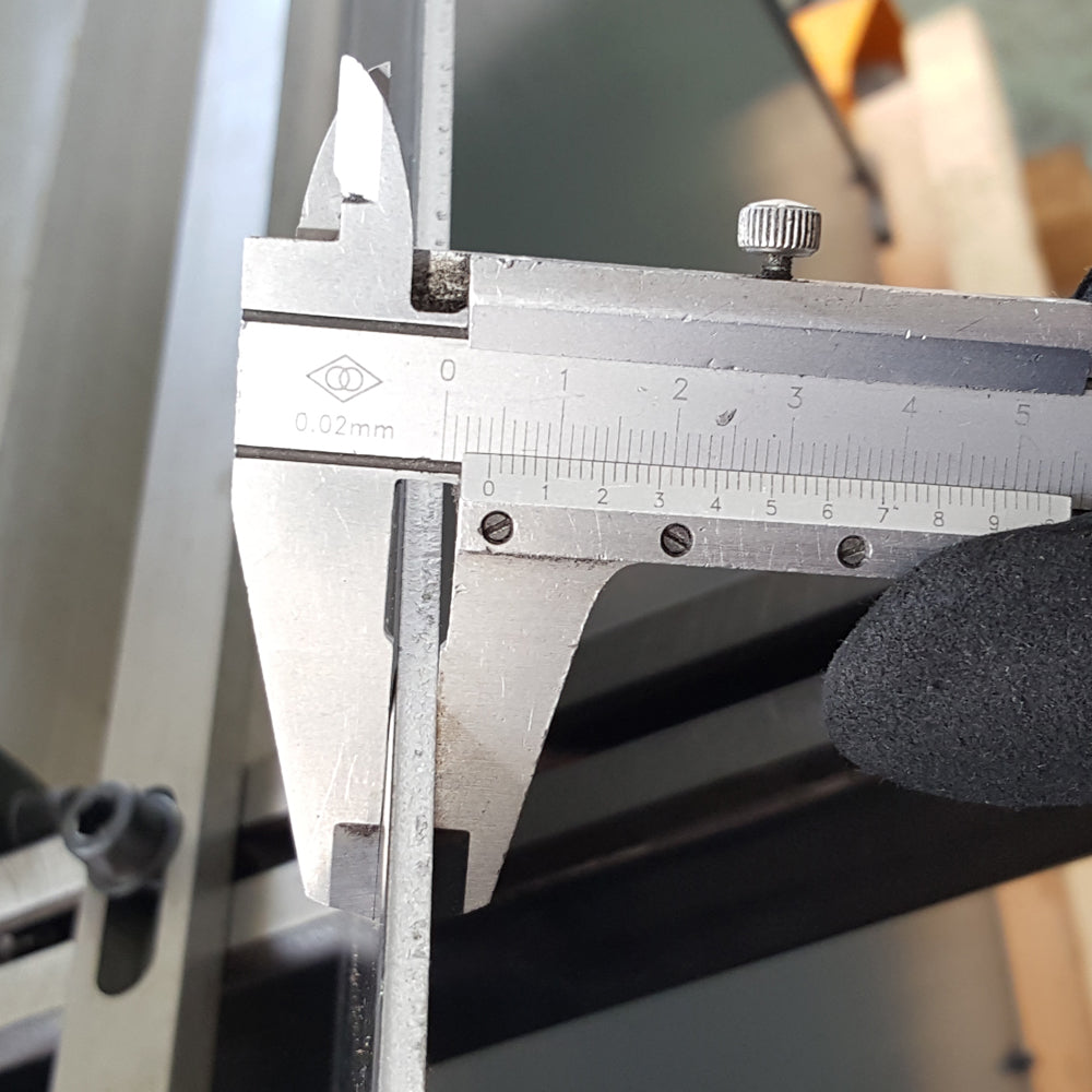 (PRÉCOMMANDE) Kaka Industrial THS-5212 Cisaille hydraulique de haute qualité de calibre 12 de 52 pouces. 115V et 230V / 60HZ / 1PH, précâblé 230V.