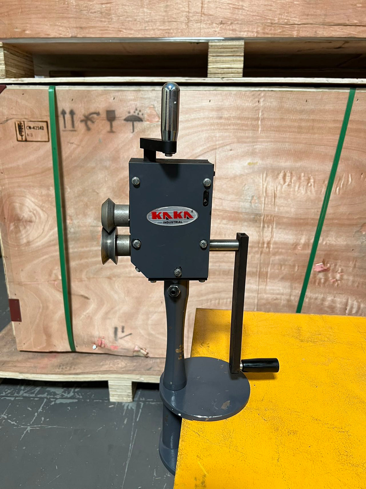 Kaka Industrial RM-A Machine à sertir rotative pour tôles légères et à haute flexibilité 